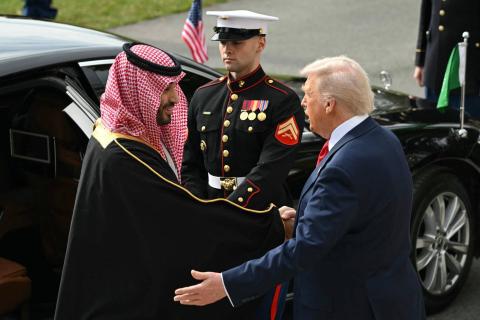 الرئيس الأميركي دونالد ترمب مستقبلاً ولي العهد السعودي الأمير محمد بن سلمان لدى وصوله إلى البيت الأبيض الثلاثاء (أ.ف.ب).jpeg