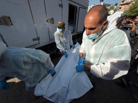 اللجنة الدولية للصليب الأحمر، تحمل جثامين 15 فلسطينيًا، تصل إلى مستشفى ناصر في خان يونس، غزة، في 26 نوفمبرتشرين الثاني 2025.jpg