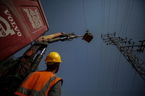 فرق من شركة الكهرباء تبدأ أعمال الصيانة والإصلاح لخطوط الكهرباء المتضررة في دير البلح وسط قطاع غزة، 7 نوفمبر 2025. تصوير: عمر اشتوي