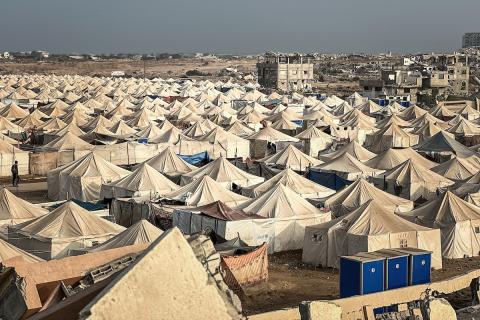 يكافح الفلسطينيون الذين دُمرت منازلهم جراء الهجمات الإسرائيلية للبقاء على قيد الحياة في خيام مؤقتة شُيّدت فوق الأنقاض في منطقة المغراقة وسط غزة