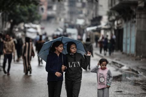 أغرقت الأمطار الغزيرة العديد من خيام النازحين الفلسطينيين في مخيم البريج، وسط قطاع غزة، في 25 نوفمبرتشرين ا (7).jpg