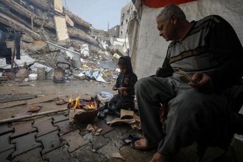 مسنان يعتنيان بـ 36 حفيدًا بعد أن فقدا خمسة من أبنائهما خلال الحرب الإسرائيلية على قطاع غزة (23).jpg