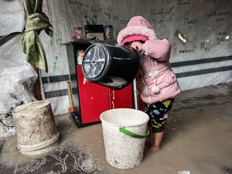 مشاهد من معاناة النازحين الفلسطينيين في مخيمات قطاع غزة من سوء الأحوال الجوية، 25 نوفمبر/تشرين الثاني 2025