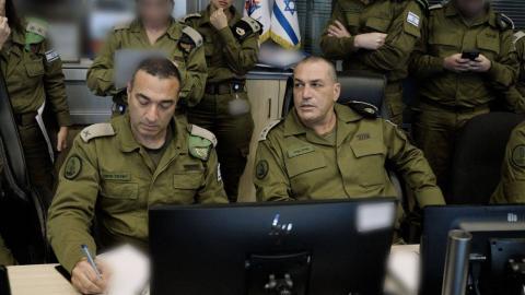 رئيس الأركان الإسرائيلي الجنرال إيال زامير في مقر القيادة العليا خلال الهجوم على الضاحية في لبنان.jpg