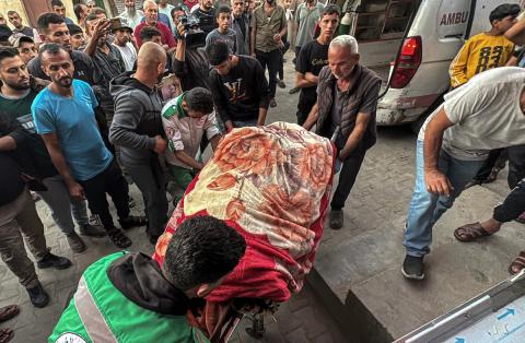 فلسطينيون ينقلون الشهداء والجرحى إلى مستشفى شهداء الأقصى في دير البلح وسط قطاع غزة في 22 نوفمبر 2025.  تصوير: أحمد إبراهيم