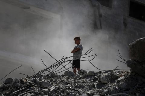 فلسطينيون يسيرون بين أنقاض برج طيبة الذي سقط أرضًا بعد لحظات من استهداف الغارات الإسرائيلية للمبنى الشاهق في مدينة غزة في 10 سبتمبر/أيلول 2025
