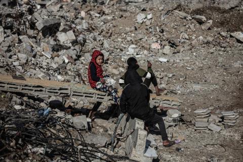 يبحث أطفال فلسطينيون في مخيم المغازي للاجئين يوميًا بين الأنقاض والقمامة عن بقايا الطعام وقطع الكرتون والبلاستيك والخشب لمساعدة عائلاتهم في الطهي في ظل انقطاع غاز الطهي عن غزة لفترة طويلة بسبب الحرب (11).jpg