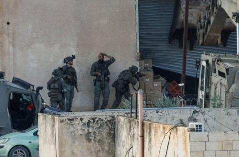 مشاهد صادمة تُظهر جنودا من جيش الاحتلال وهم يطلقون الرصاص مباشرة على شابين أمام أحد المنازل في مدينة جنين 1111.jpg