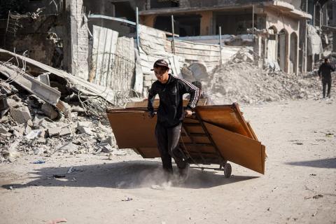 عائلات فلسطينية تتجه نحو مناطق تعتبرها أكثر أمانًا حاملة معها كل ما تستطيع حمله من أمتعة (17).jpg