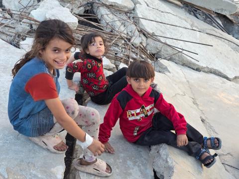 أطفال فلسطينيون يلهون على أنقاض منازلهم المدمرة جراء الحرب الإسرائيلية في خان يونس، جنوب قطاع غزة، ٢٦ نوفمبر ٢٠٢٥. تصوير: طارق محمد وكالة الأنباء الفلسطينية (APA).