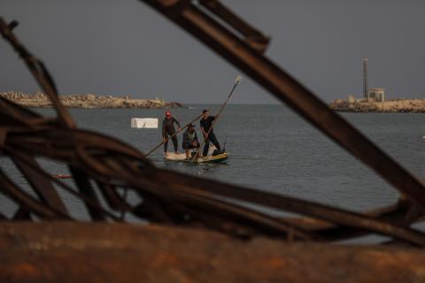 يحاول الصيادون الفلسطينيون في ميناء غزة كسب رزقهم من خلال رمي شباكهم، رغم الأضرار التي لحقت بمعداتهم جراء الهجمات على مدينة غزة