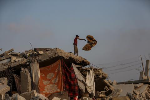 العائلات الفلسطينية العائدة إلى جباليا في شمال قطاع غزة تواصل حياتها بوسائل محدودة (11).jpg