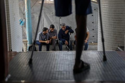 فلسطينيون، بينهم أطفال، يتلقون جلسات تأهيل باستخدام أطراف صناعية في مستشفى حمد للتأهيل بمنطقة الزوايدة وسط قطاع غزة، تصوير: عمر أشتوي