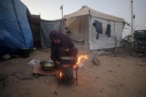 يعيش النازحون الفلسطينيون حياتهم اليومية في مخيم البريج للاجئين وسط غزة