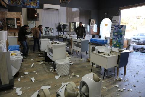 يتفقد الفلسطيني محمد مرقة متجره المتضرر بعد أن هاجمته مجموعة من المستوط (8).JPG