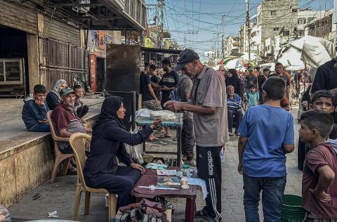 الفلسطينية منال السعيداني تُصلح أوراقًا نقدية قديمة ومهترئة في ظل نفاد العملة الصعبة في قطاع غزة (13).jpg