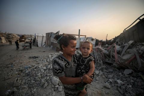 العائلات الفلسطينية العائدة إلى جباليا في شمال قطاع غزة تواصل حياتها بوسائل محدودة.jpg