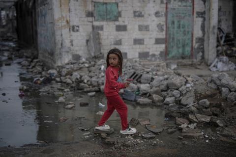 يكافح الفلسطينيون في مخيم الشاطئ للاجئين، حيث دمرت منازلهم جراء القصف الإسرائيلي المكثف طوال الحرب، من أجل إعادة بناء حياتهم في غزة في 24 نوفمبر/تشرين الثاني 2025