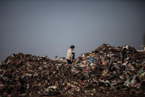 يبحث أطفال فلسطينيون في مخيم المغازي للاجئين يوميًا بين الأنقاض والقمامة عن بقايا الطعام وقطع الكرتون والبلاستيك والخشب لمساعدة عائلاتهم في الطهي في ظل انقطاع غاز الطهي عن غزة لفترة طويلة بسبب الحرب (7).jpg