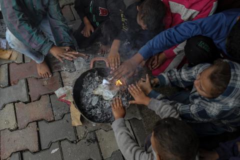 مسنان يعتنيان بـ 36 حفيدًا بعد أن فقدا خمسة من أبنائهما خلال الحرب الإسرائيلية على قطاع غزة (27).jpg