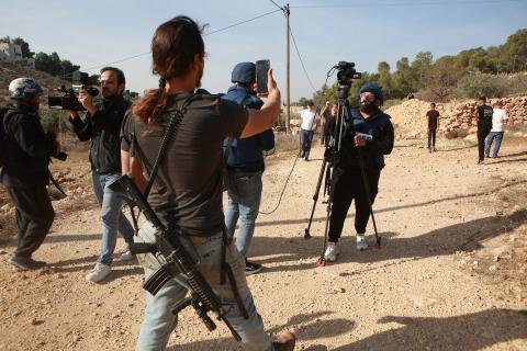 قوات الاحتلال والمستوطنون الإسرائيليون يمنعون المزارعين الفلسطينيين من الوصول إلى حقولهم الزراعية، باستخدام قنابل الصوت والغاز المسيل للدموع في بلدة ترقوميا، في الخليل، الضفة الغربية، 28 نوفمبر/تشرين الثاني 2025