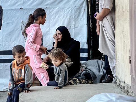 أقارب الفلسطينيين الذين فقدوا أرواحهم جراء الهجمات الإسرائيلية. تصوير: بلال أبو عامر