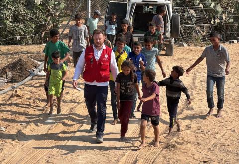 دفن جثث فلسطينيين مجهولي الهوية عادوا من إسرائيل في إطار اتفاق وقف إطلاق النار في مقبرة جماعية بدير البلح، قطاع غزة، الأربعاء 5 نوفمبر/تشرين الثاني 2025. تصوير: أحمد إبراهيم