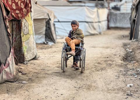 يُكافح النازحون الفلسطينيون لمواجهة ظروف معيشية صعبة مع اقتراب فصل الشتاء، حيث يعيشون في خيام مهترئة لا تحميهم من البرد أو المطر