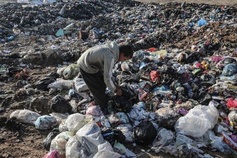 يبحث أطفال فلسطينيون في مخيم المغازي للاجئين يوميًا بين الأنقاض والقمامة عن بقايا الطعام وقطع الكرتون والبلاستيك والخشب لمساعدة عائلاتهم في الطهي في ظل انقطاع غاز الطهي عن غزة، 27 نوفمبر/تشرين الثاني 2025. تصوير: معز صالحي