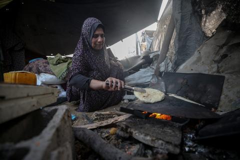 العائلات الفلسطينية العائدة إلى جباليا في شمال قطاع غزة تواصل حياتها بوسائل محدودة. تصوير: عمر أشتوي