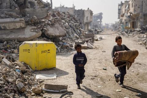 عائلات فلسطينية تتجه نحو مناطق تعتبرها أكثر أمانًا حاملة معها كل ما تستطيع حمله من أمتعة بعد أن وسع الجيش الإسرائيلي ما يسمى "الخط الأصفر"في قطاع غزة. تصوير: عمر أشتوي