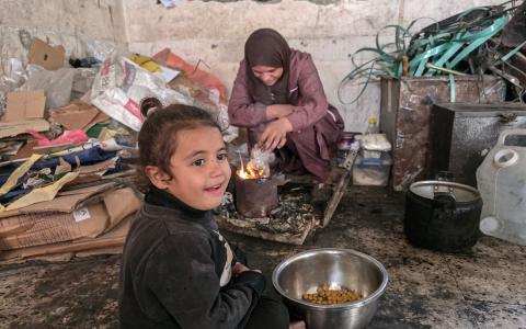 امرأة فلسطينية تأوي مع أطفالها داخل مدرسة مدمرة قرب خط التماس "الخط الأصفر" شرق خان يونس.  تصوير: طارق محمد/  وكالة الأنباء الفلسطينية (APA)