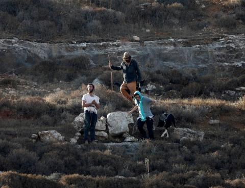 يمنع المزارعون الفلسطينيون من الوصول إلى بساتين الزيتون الخاصة بهم من قبل القوات الإسرائيلية في قرية سعير، شرقي الخليل،  23 أكتوبر 2025