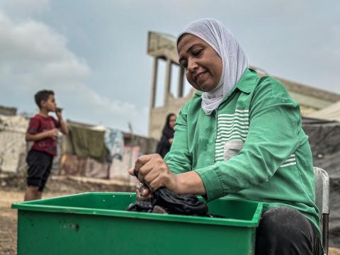 النازحون الفلسطينيون يكافحون للتكيف مع ظروف معيشية قاسية ونقص حاد في الخدمات الأساسية (7).jpg