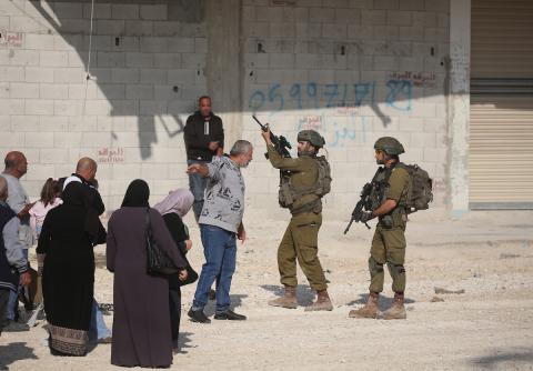 نظّم النازحون الفلسطينيون مظاهرة عند مدخل مخيم نور شمس للاجئين في الضفة الغربية، مطالبين بحقهم في العودة إلى ديارهم في طولكرم
