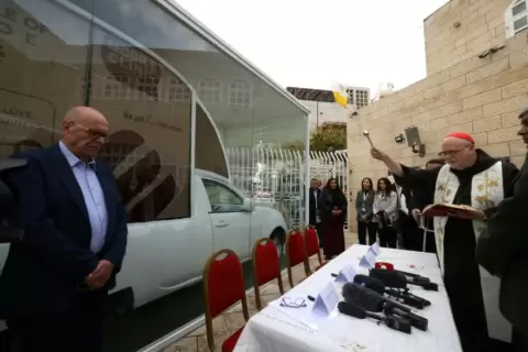 سيارة البابا فرنسيس تحوّلت إلى عيادة متنقلة لأطفال غزة .. ا ف ب.webp