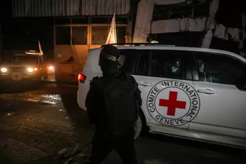 مركبات تابعة للجنة الدولية لـ«الصليب الأحمر» تنقل رفات رهائن إسرائيليين سلمتهم «حماس» في مدينة غزة... 14 أكتوبر (إ.ب.أ).webp