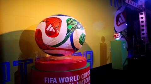 الكرة الرسمية لكأس العالم لكرة القدم 2026، واسمها  تريوندا  عُرضت خلال حفل تقديم في مدينة مكسيكو، المكسيك، 3 تشرين الأول 2025. (رويترز)