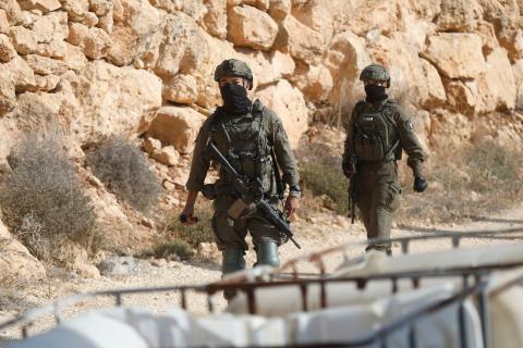 قوات الاحتلال والمستوطنون الإسرائيليون يمنعون المزارعين الفلسطينيين من الوصول إلى حقولهم الزراعية، باستخدام قنابل الصوت والغاز المسيل للدموع في بلدة ترقوميا، في الخليل