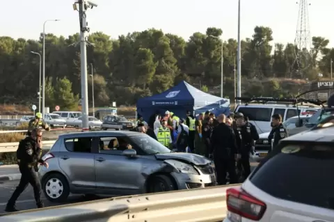 مفترق طرق تجمع غوش عتصيون الاستيطاني على الطريق الواصلة بين مدينتي بيت لحم والخليل الفلسطينيتين في جنوب الضفة الغربية.webp