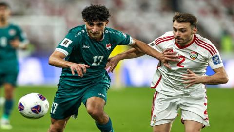 لاعب خط الوسط العراقي علي جاسم يتنافس على الكرة مع مدافع الإمارات روبن كانيدو. (أ ف ب).jpeg