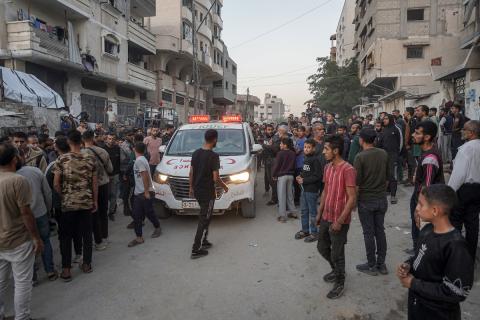 أفراد الدفاع المدني يبحثون في منزل محترق استهدفه غارات جوية إسرائيلية في مدينة غزة، في 22 نوفمبرتشرين الثاني 2025 (5).jpg