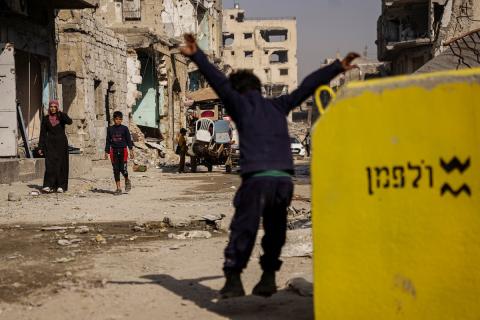 عائلات فلسطينية تتجه نحو مناطق تعتبرها أكثر أمانًا حاملة معها كل ما تستطيع حمله من أمتعة (8).jpg
