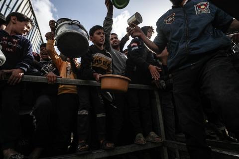 فلسطينيون في مخيم النصيرات يتلقون وجبات ساخنة من جمعية خيرية للنازحين، 30 نوفمبر/تشرين الثاني 2025. تصوير: معز صالحي