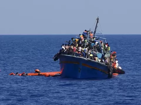 جزيرة كريت أصبحت بوابة رئيسية للمهاجرين نحو أوروبا من ليبيا رغم تعليق اليونان طلبات اللجوء للوافدين من هذا الطريق (رويترز).webp