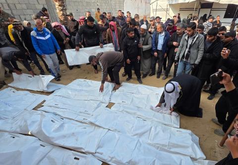 شارك فلسطينيون في جنازة 25 فلسطينياً، بينهم الصحفية هبة العبادلة، الذين فقدوا أرواحهم بعد استهداف منازلهم في غارة جوية إسرائيلية، ثم انتشالهم لاحقاً من تحت الأنقاض، في خان يونس، جنوب قطاع غزة، في 26 ديسمبر/كانون الأول 2025. (صورة: طارق محمد)