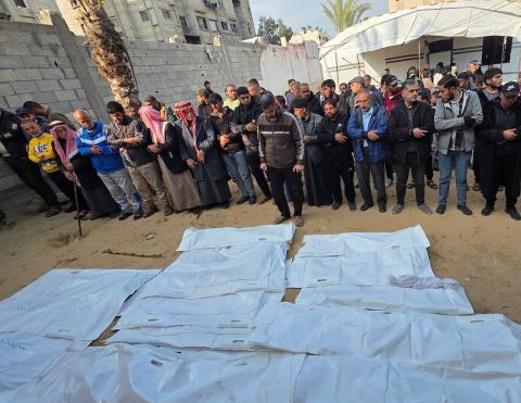 شارك فلسطينيون في جنازة 25 فلسطينياً، بينهم الصحفية هبة العبادلة، الذين فقدوا أرواحهم بعد استهداف منازلهم في غارة جوية إسرائيلية، ثم انتشالهم لاحقاً من تحت الأنقاض، في خان يونس، جنوب قطاع غزة، في 26 ديسمبر/كانون الأول 2025. (صورة: طارق محمد)