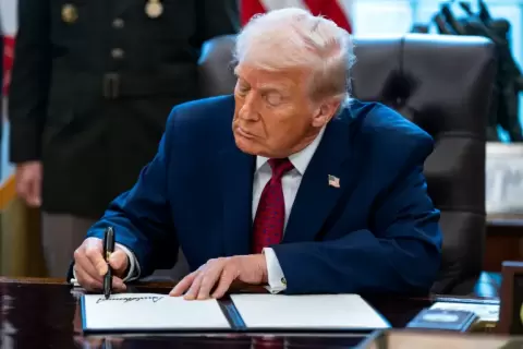 ترامب يفرض قيودا كاملة على دخول مواطني 5 دول جديدة إضافة إلى حاملي جواز السلطة الفلسطينية (الأوروبية).webp