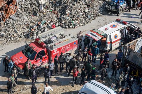 عمليات بحث وإنقاذ في مبنى سكني انهار في مخيم الشاطئ، مدينة غزة، 16 ديسمبر/كانون الأول 2025. صورة: عمر أشتوي