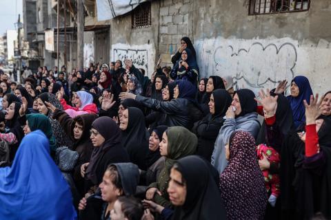ودّع مواطنون فلسطينيون جثمان محمد بكر (35 عامًا)، وهو صياد، بعد استشهاده بنيران البحرية الإسرائيلية التي استهدفت قوارب صيد قبالة سواحل مدينة غزة، في 30 ديسمبر/كانون الأول 2025. صورة: عمر أشتوي